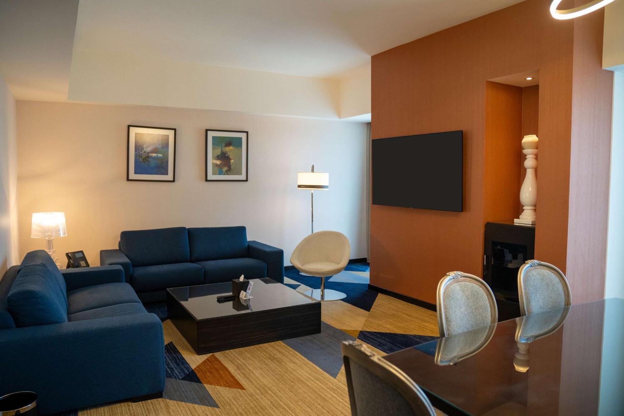 Hilton Amman Jordan Hotel Buitenkant foto Living room of a suite at the Renaissance Boston Harborview Hotel